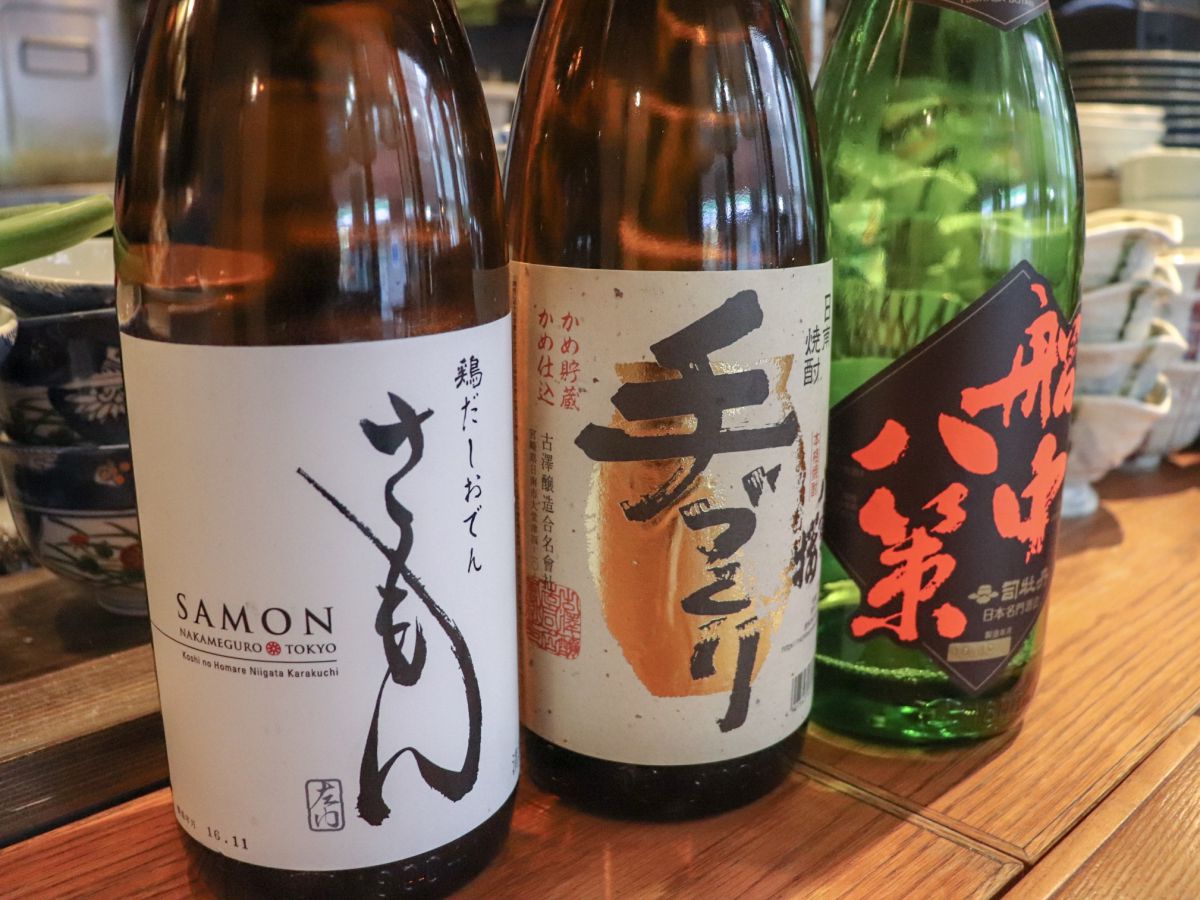 （左から）越の誉　1050円、八重桜　手づくり　650円、司牡丹 船中八策　850円