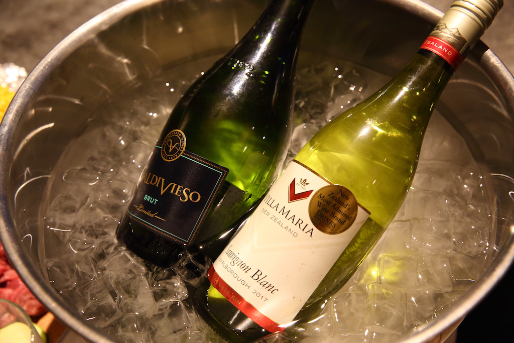 ボトルワイン 左から「バルデビエソ」「ヴィラ マリア」各3500円