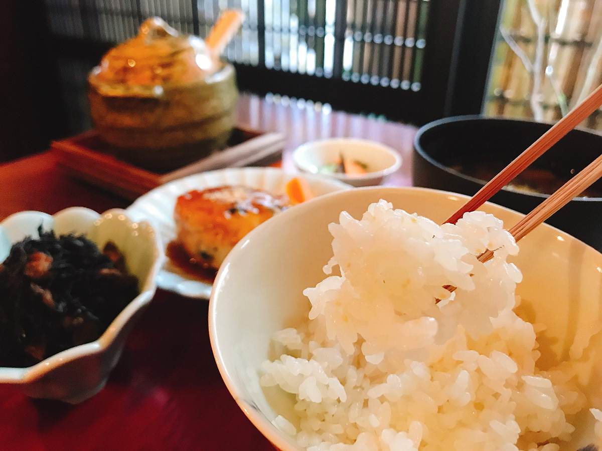 お米ラバーは必訪！「つばめさぼう」の炊きたて0分ご飯がツヤツヤ！