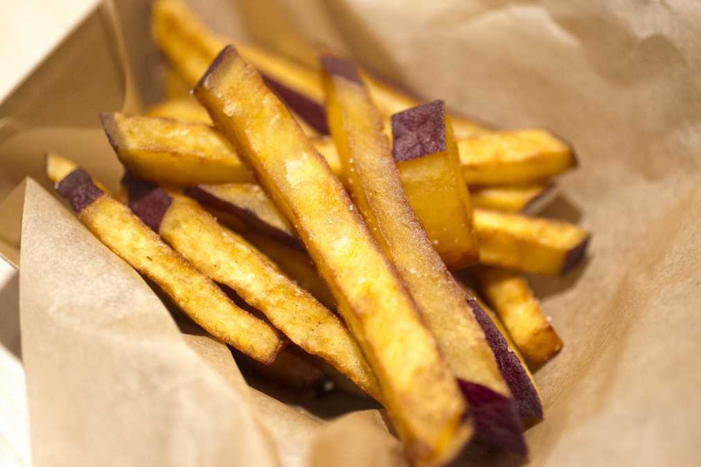 バーガーセットはサツマイモフライorポテトフライ付き