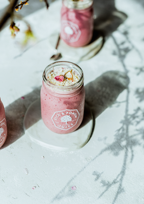 保存料・着色料を使っていない「さくらスムージー」青山店734円、丸ビル店680円