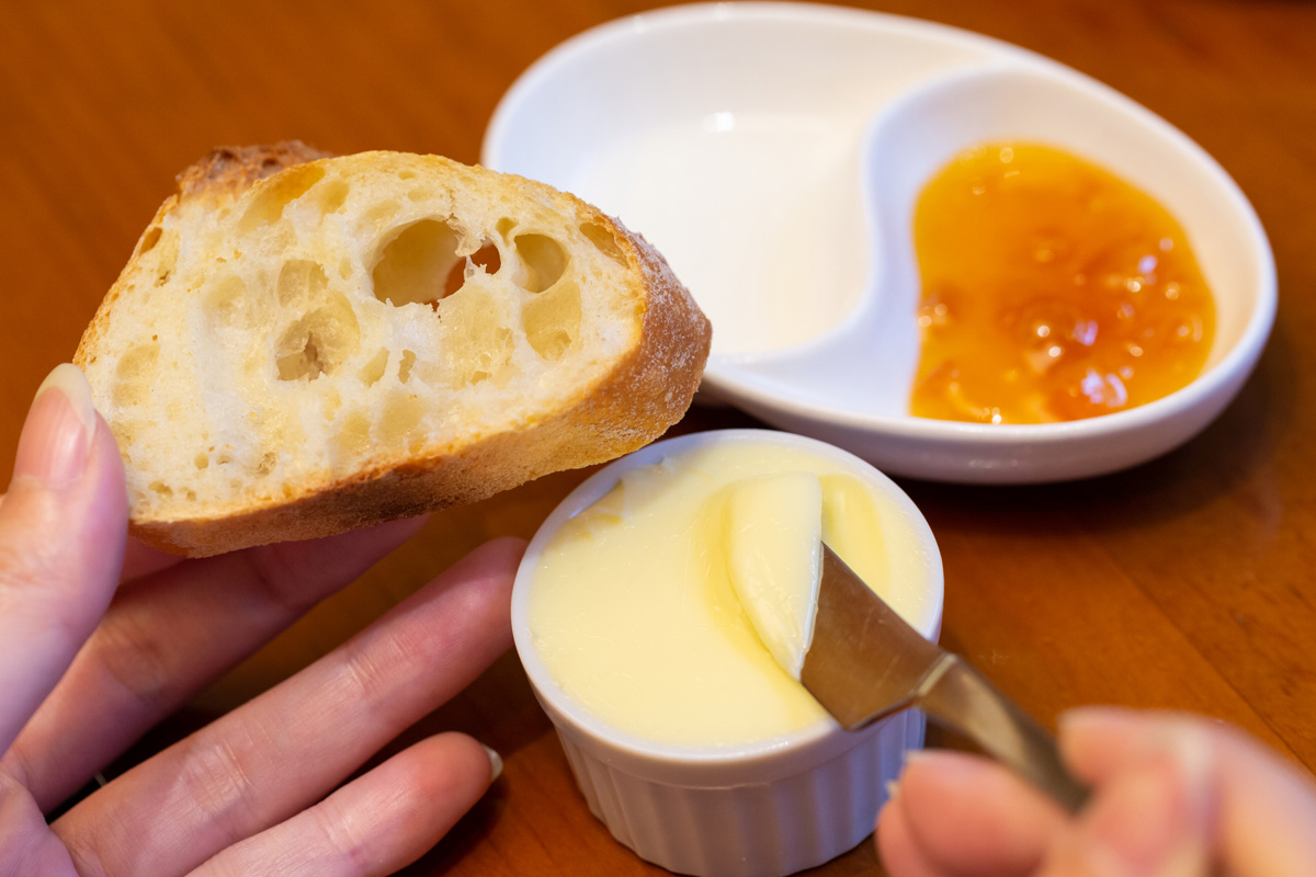 好みでバターやラズベリージャム、オリーブオイル、塩などを付けながら味わって