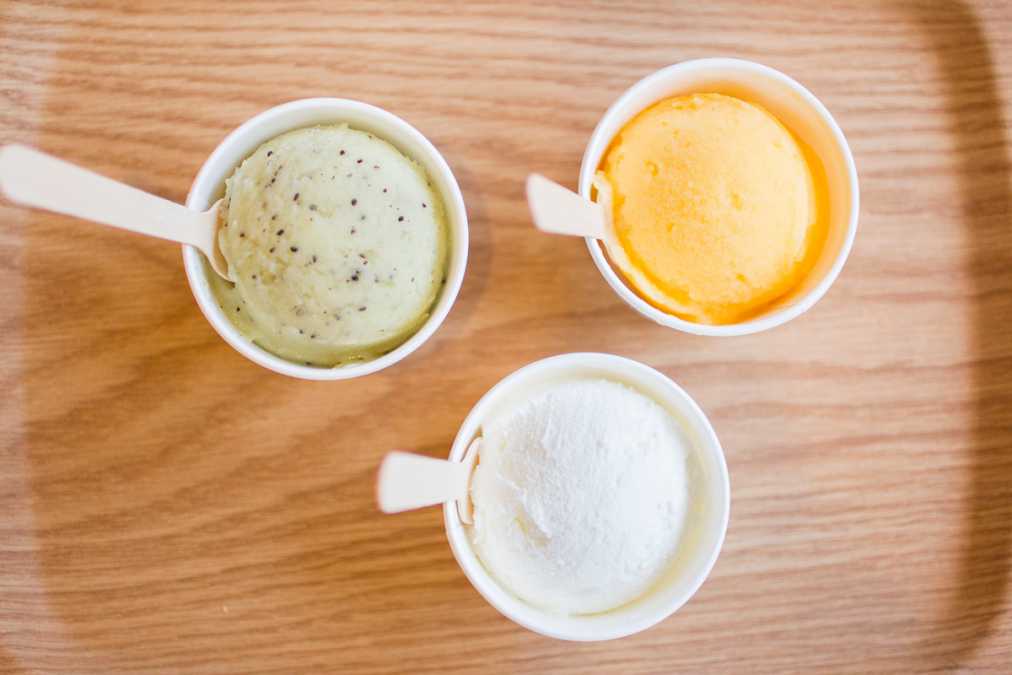 写真右上・湯河原みかんシャーベット（通年）、下・足柄地区のきんたろう牛乳を使ったミルク（通年）、左上・キウイフルーツシャーベット（期間限定）