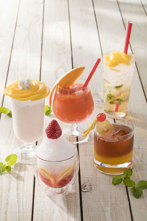 (写真右上から時計回りにピーチ レモン モヒート1500円、サンセットレモンティー1300円、シェイブド アイス カクテル1500円、ピーチファーム　1800円、フローズンマンゴー1500円。※税サ別)
