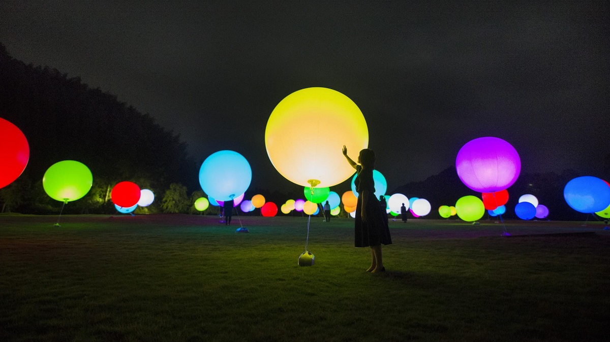 浮遊する、呼応する球体 / Floating, Resonating Spheres  teamLab, 2015, Interactive Installation, Endless, Sound: Hideaki Takahashi