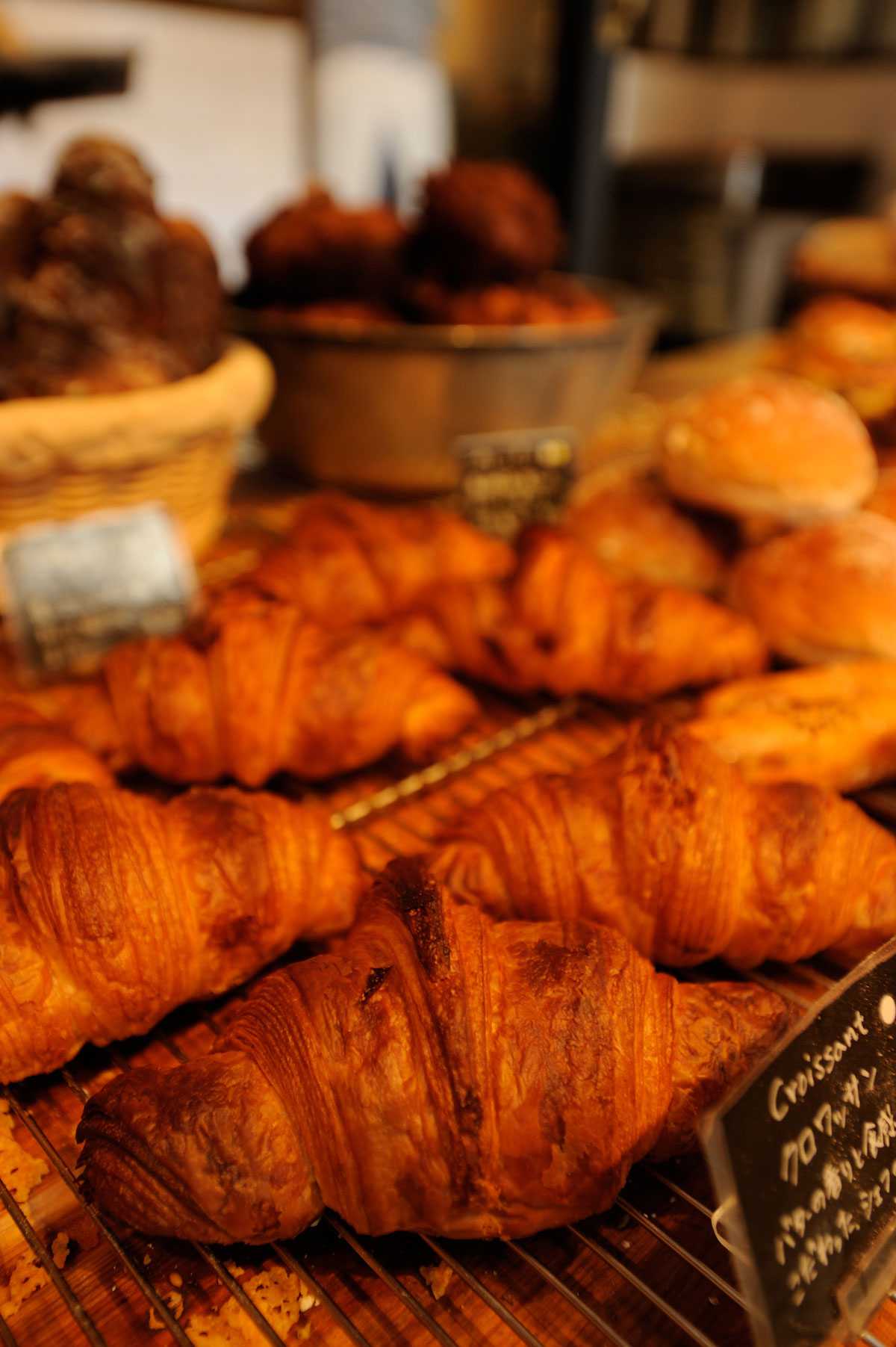 クロワッサン1個200円（写真手前）／