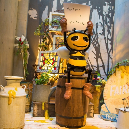 「BEE HOUSE」マスコットのBEEちゃん