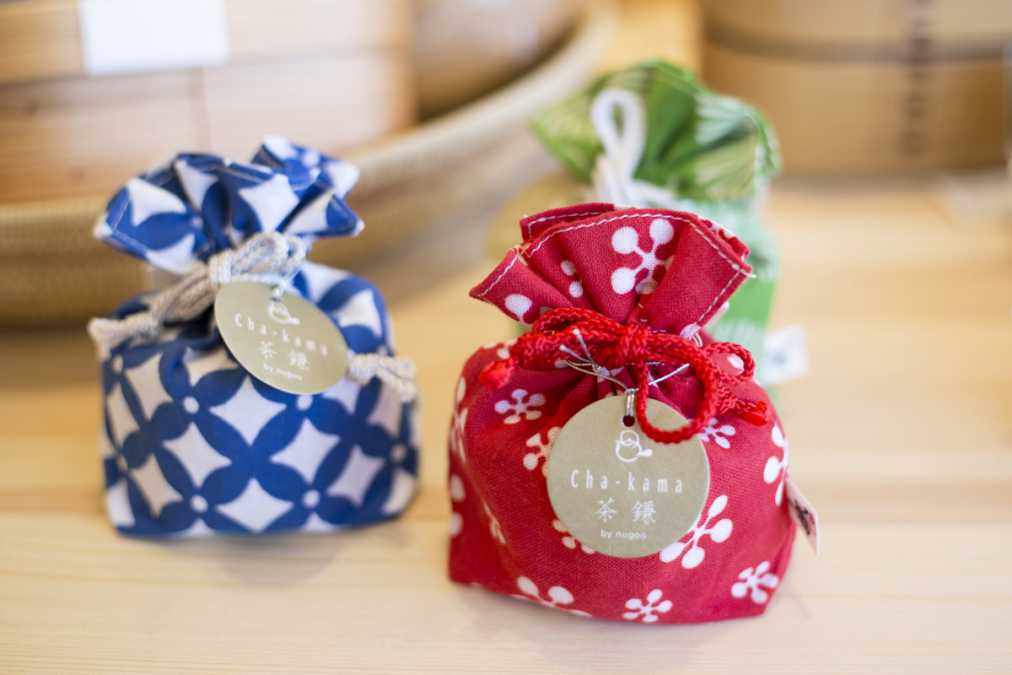 （手前から時計回りに）茶鎌 あっぱれ　1620円、茶鎌 天のしずく　1404円、茶鎌 ふかみどり　1404円