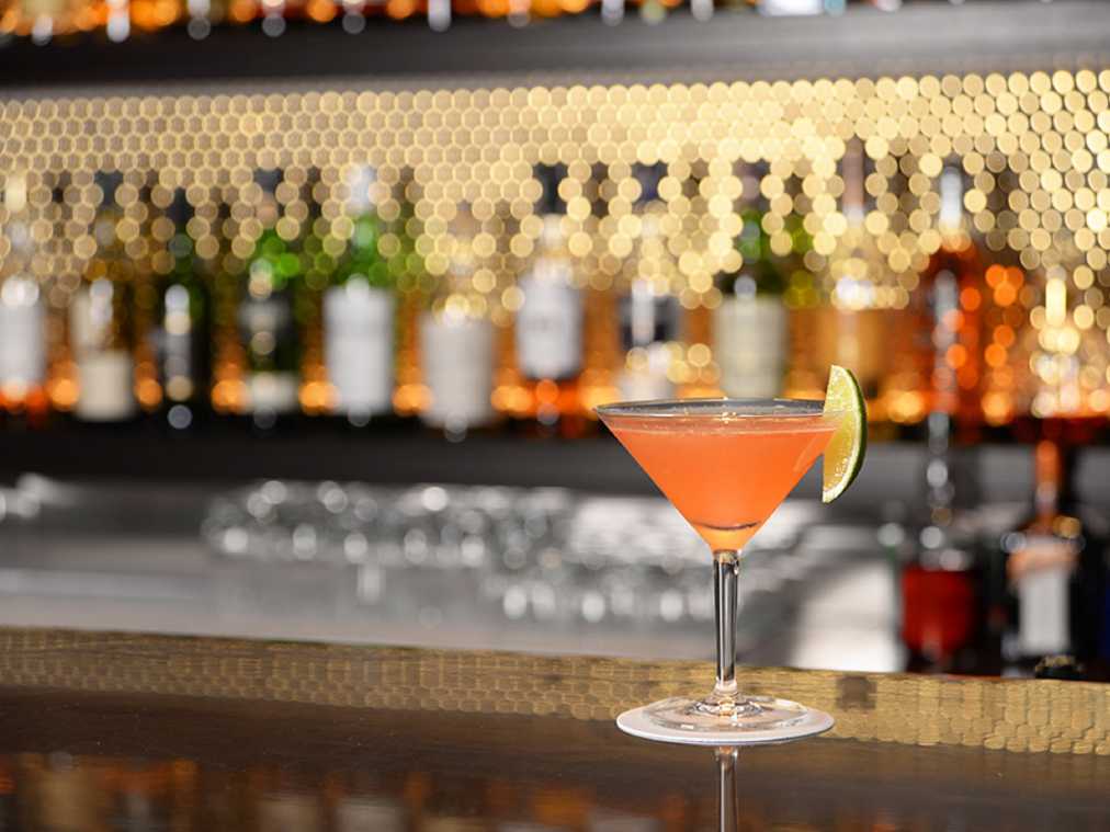 東京駅舎内のオトナの雰囲気漂うバーでオリジナルカクテルを
