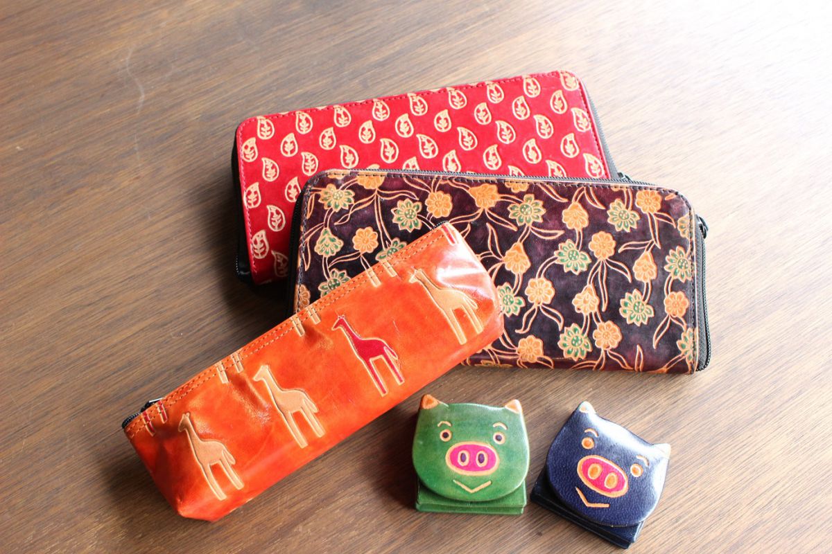 山羊革工芸品 奥から、長財布各種3132円、ペンケース1512円、コインケース各種453円
