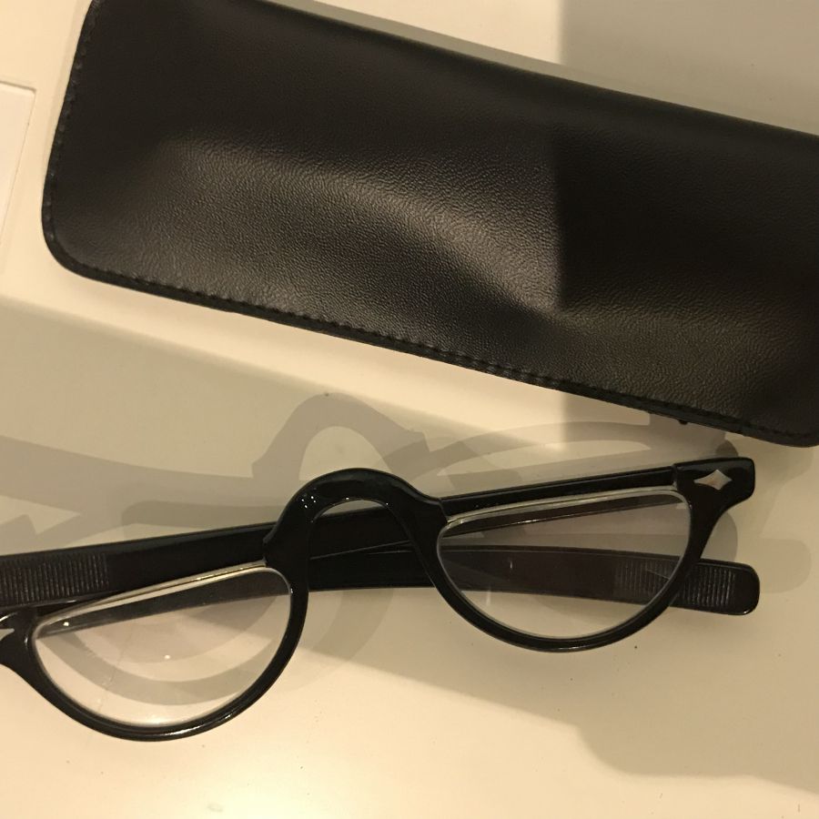 ウォルトの読書用メガネ　©Disney