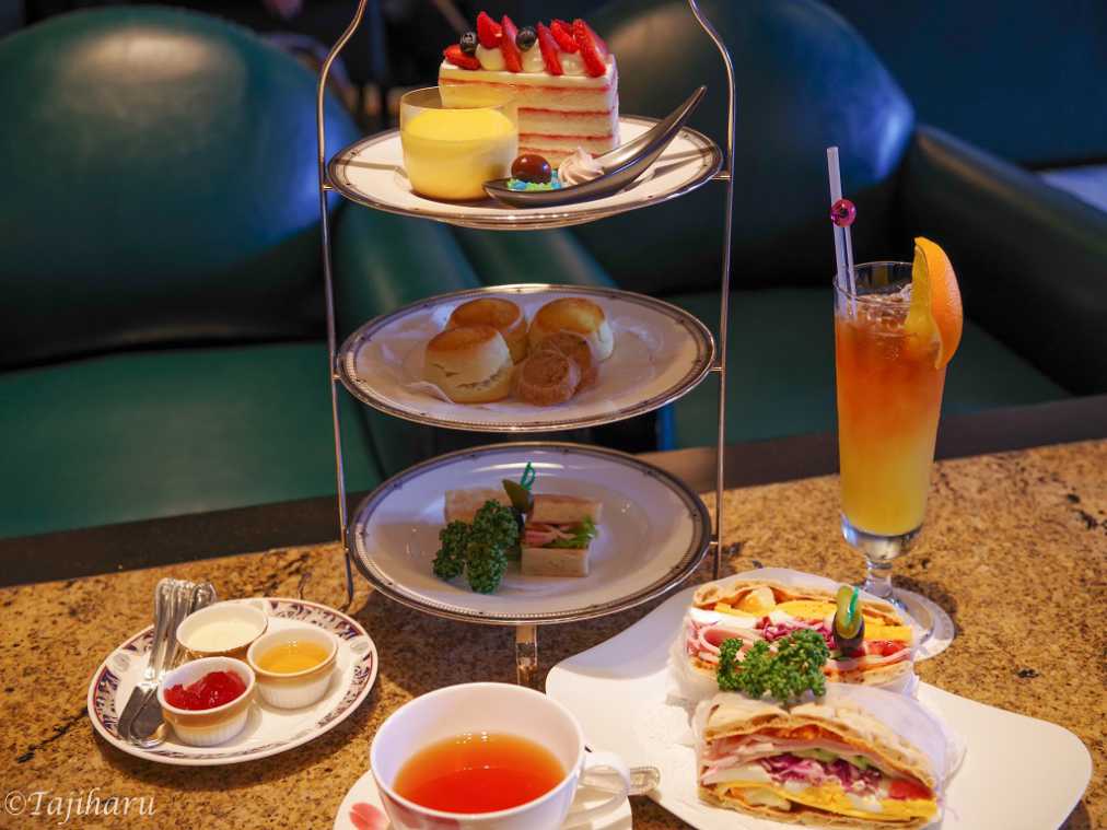 フェアリープレート(中央)2160円、ミックスサンドウィッチ(右下)1296円