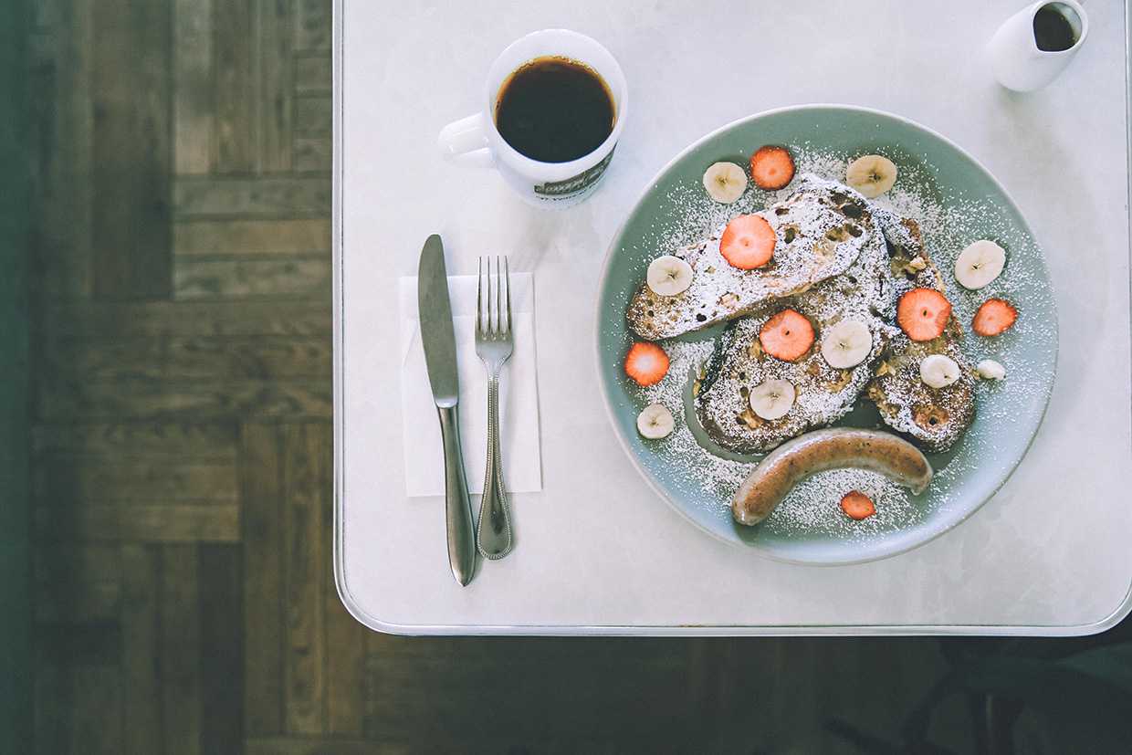 フレンチトースト1000円（ソーセージ付1200円）、ホットコーヒー300円（アイスコーヒー400円）