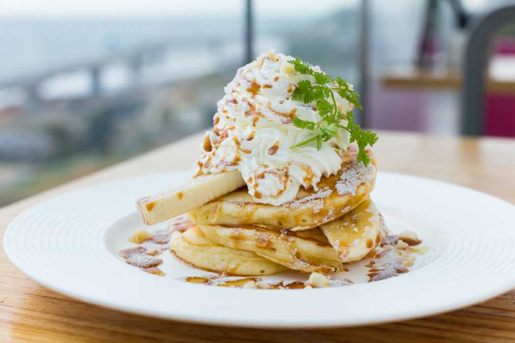 ハニーキャラメルパンケーキ850円。たっぷりのホイップクリームとバナナにはちみつ＆キャラメルシロップ、マカダミアナッツをトッピング