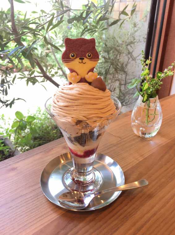 モンブランパフェ 850円(通年)、どうぶつクッキー 400円