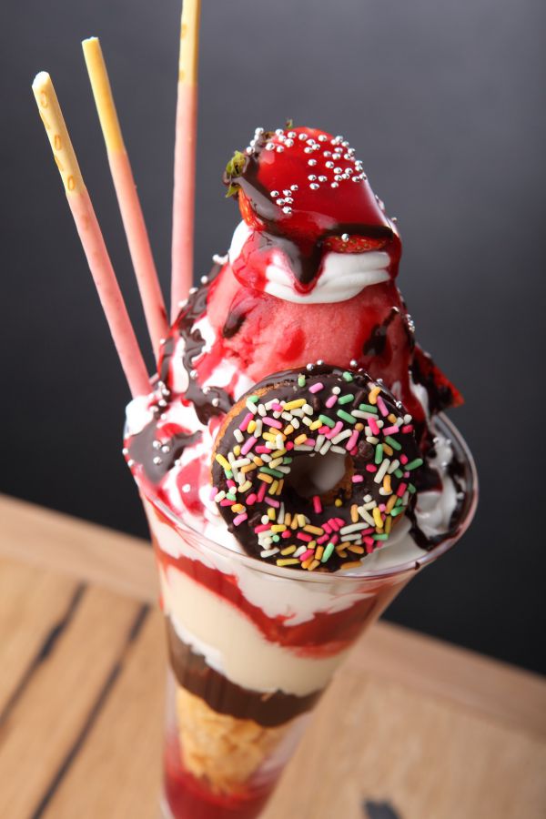 シェフ特製ビストロパフェ880円（税別）