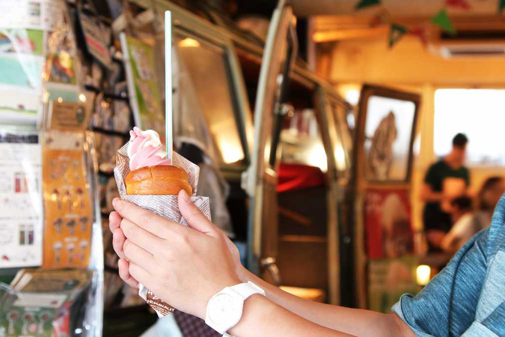 アイスコルネット（ストロベリー）　460円