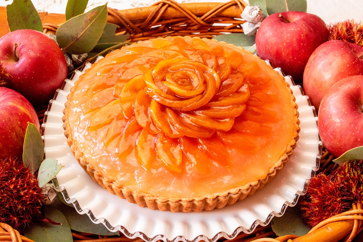 「リンゴとキャラメルムースのタルト」piece 632円/ whole(25cm) 6048円