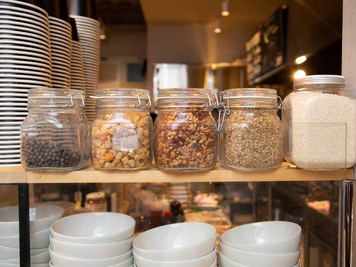 厨房の横では、秋田のブランド米「めんこいな」やホタテ貝柱などを展示