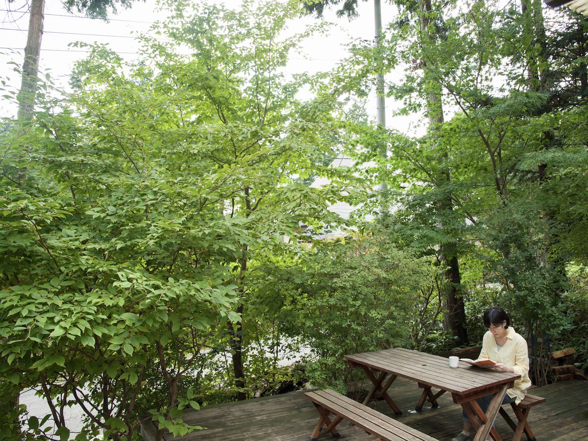 休日だけのお楽しみ。元・新聞記者の厳選本が並ぶ図書室＆古書店へ