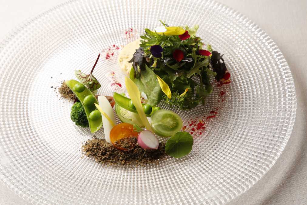 前菜:福岡県久保田農園 13 種ミックスハーブと季節野菜 フラワードレッシング 小麦のクランブル