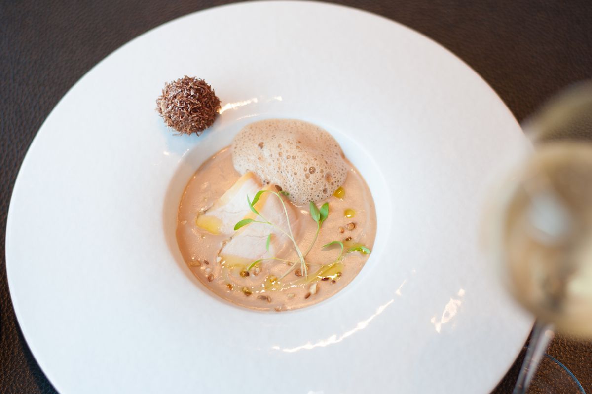 【1皿目の前菜】栗のブルーテ、ホロホロ鶏のコンフィ、いがぐり