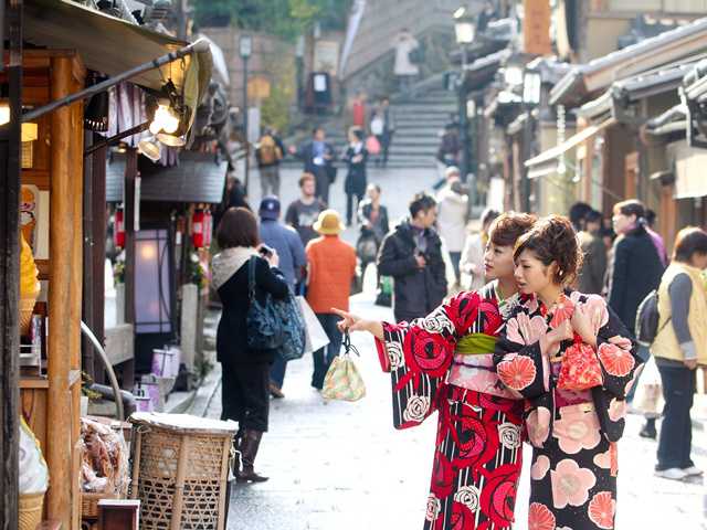 情緒あふれる参道を、キモノでおさんぽ！京都らしいコト総ざらいの女子旅プラン
