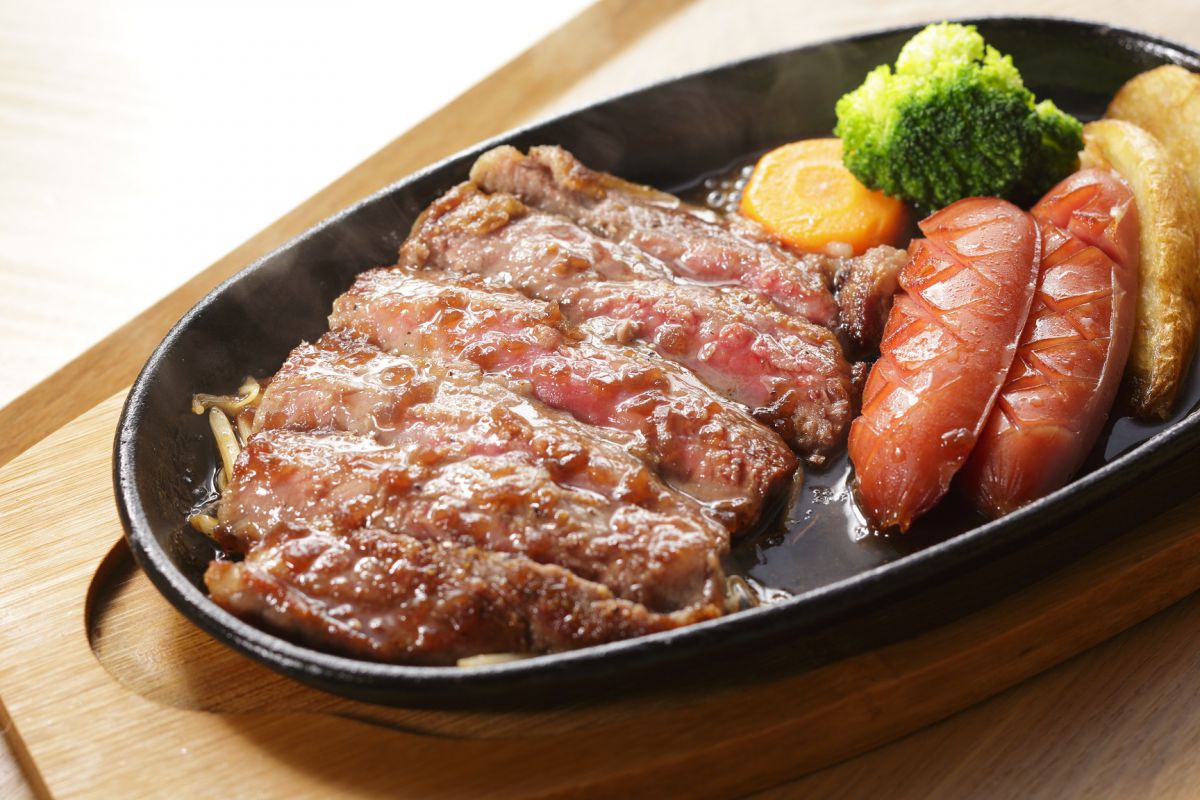 ロースステーキランチ2138円〔サラダ・スープ・ごはん付〕