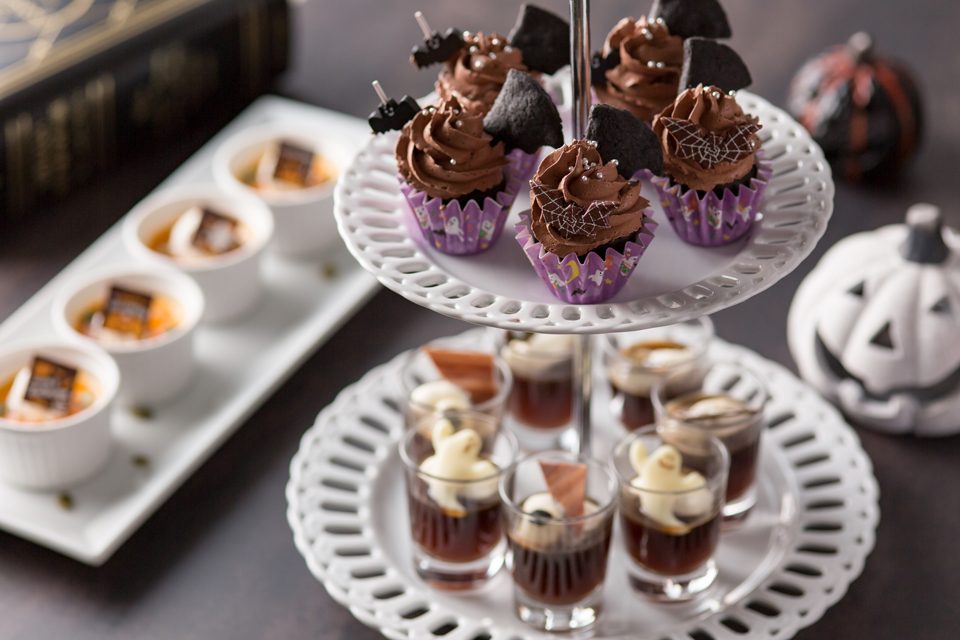 上段：ショコラとマロンのこうもりカップケーキ