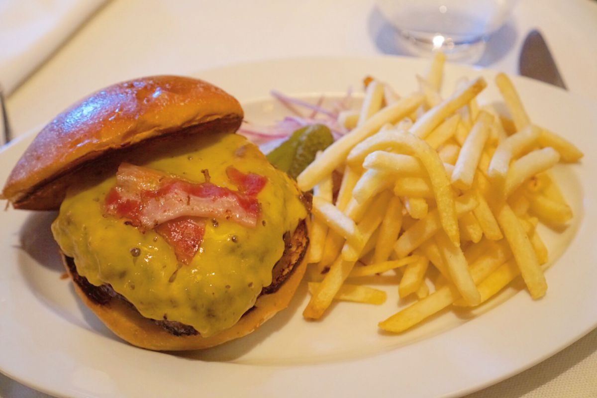 ホームメイドバーガー（115g 1600円、230g 2600円）