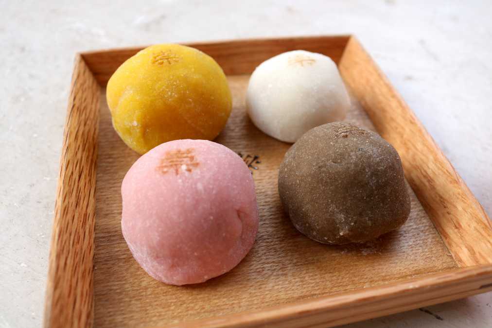 崇仁餅 ビーツ餅×塩こしあんとくるみ 、ほうじ茶餅×日本酒レーズンと生チョコ、ミント餅×白あんとホワイトチョコと柑橘、ターメリック餅×和風キーマカレー　各200円