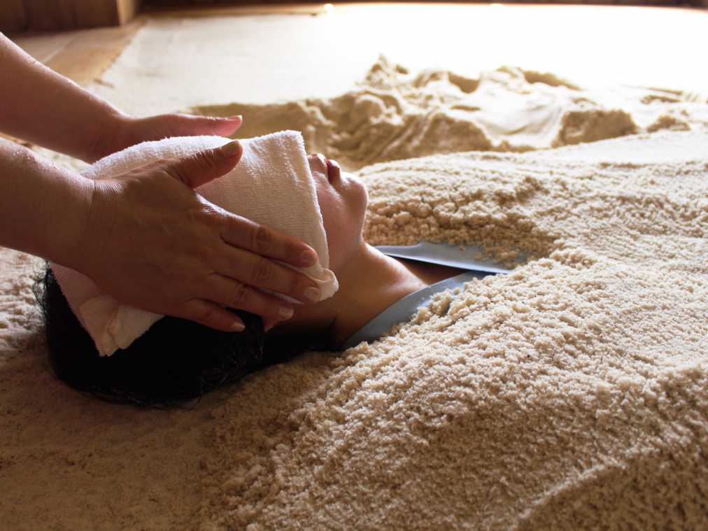 東京唯一の砂塩風呂で滝のような汗を出しまくる！究極のデトックス体験