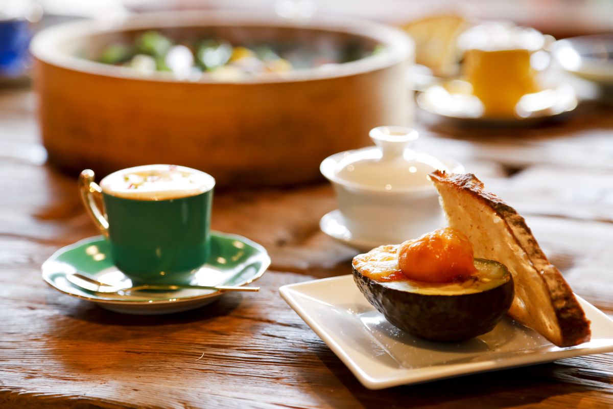 左：レンコンとタマネギとニンジンのポタージュ 中：中国茶 右：アボカドエッグ