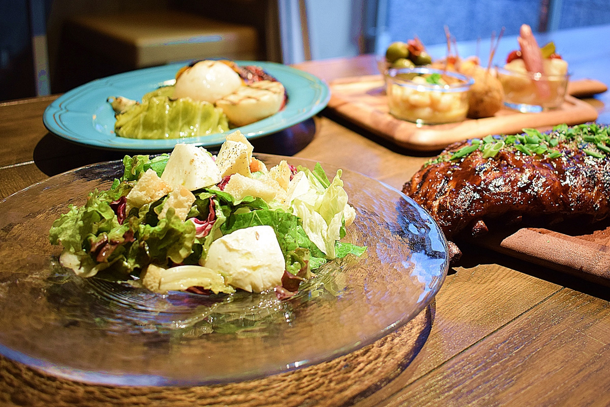 モッツァレラサラダ（980円　2人前）