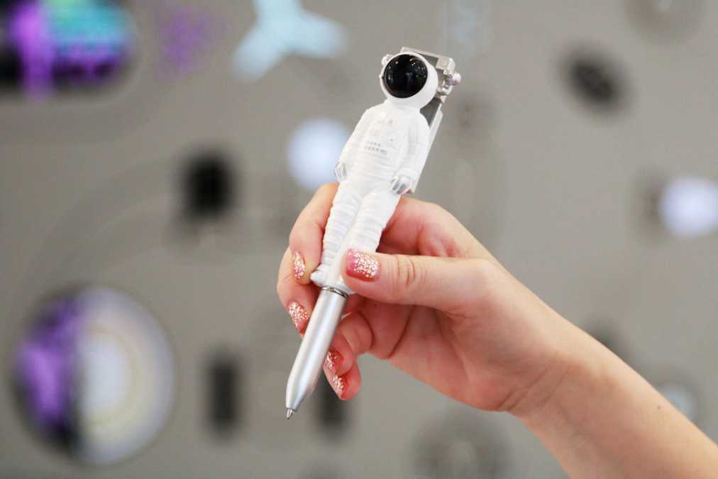 存在感たっぷり、宇宙飛行士型ボールペン＊販売終了や欠品の可能性あり