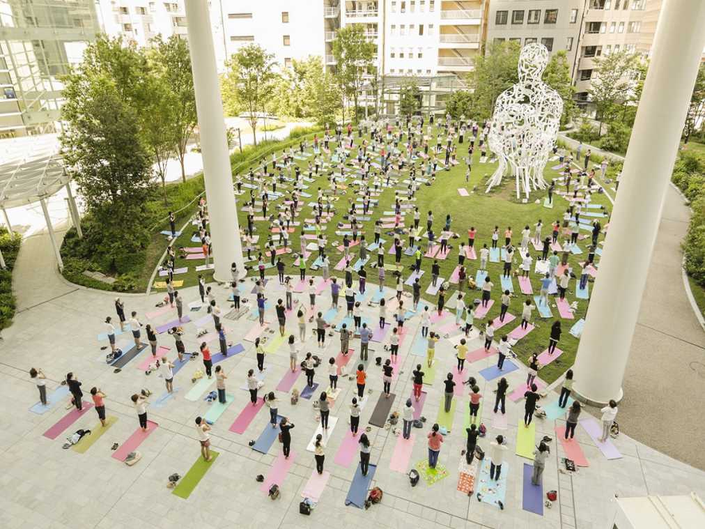 オープンエアで初夏の風を感じよう！青空ヨガ教室「TORANOMON HILLS YOGA」開催