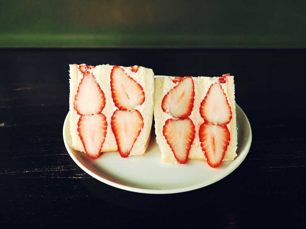超濃厚イチゴと、軽やかなクリームのコンビに悶絶！ジューシーすぎるaditoのフルーツサンド