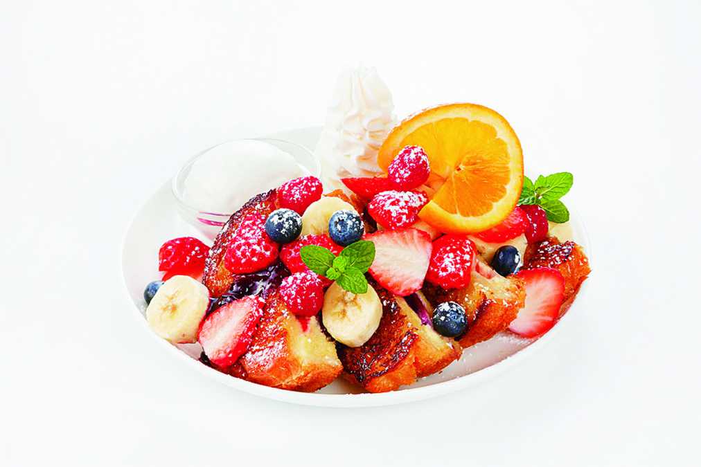 ベリーDXレギュラー1944円はオープン以来人気No.1のスイーツ。新鮮なベリーがフレンチトーストにマッチ