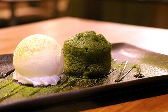 抹茶のフォンダンショコラ ～バニラアイス添え680円（税抜）