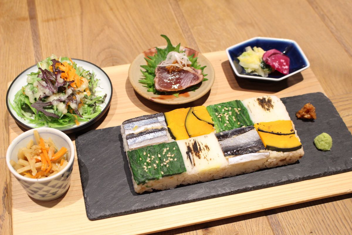 イナズマ寿司（汁物付き）1512円