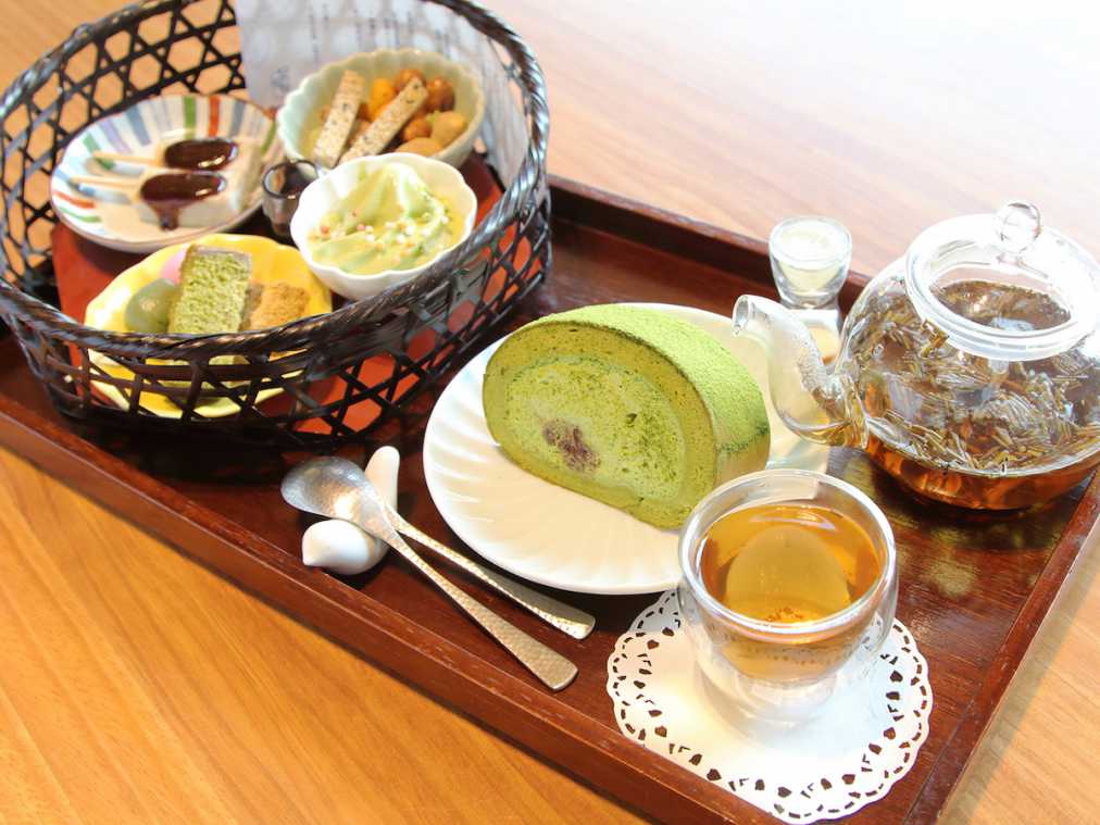 「築地本願寺カフェ Tsumugi」のスイーツセットでくつろぎの時間を