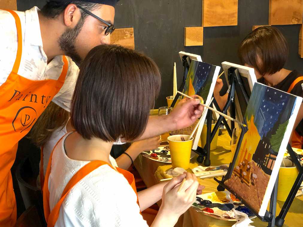 女子会が進化中！カクテル片手に絵を描く「ペイントパーティー」が新しい