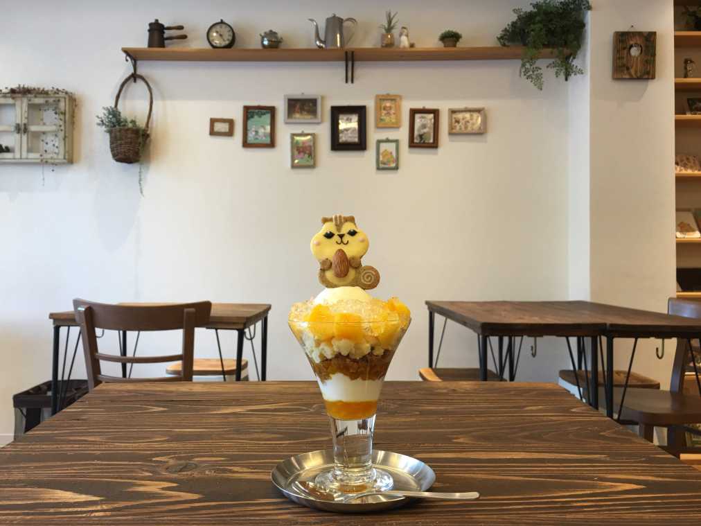 マンゴーチーズパフェ 900円、どうぶつクッキー 400円