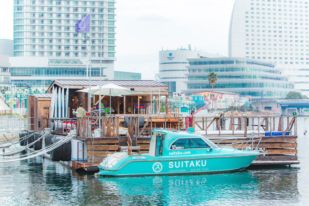 横浜港ボートパークには海の上に浮かぶカフェも。景色を眺めながらひと休みするのもおすすめ
