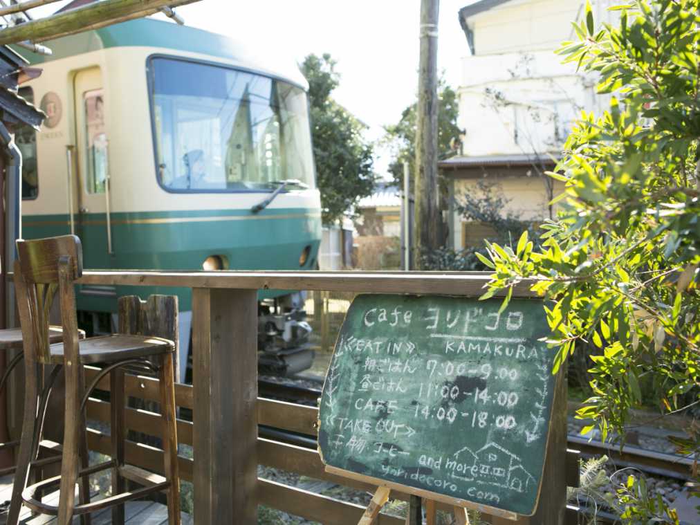 ランチしてたら運転手さんと目が合う!? 鎌倉・江ノ電沿いのカフェで楽しむプチスローライフ