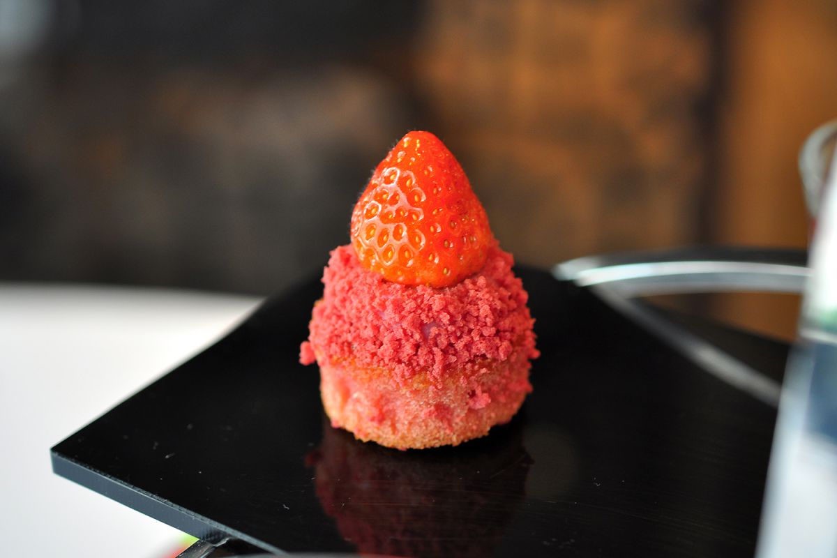 ストロベリーとルビーチョコレートのフィナンシェ