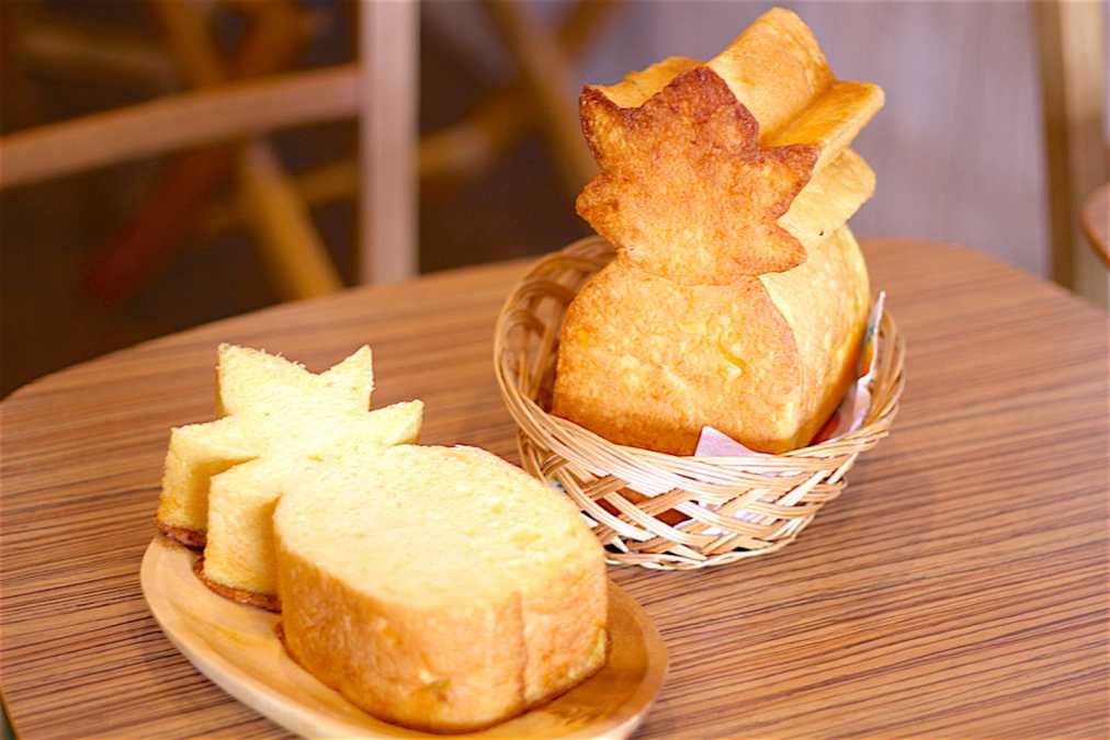 パイナップルブレッド（ハーフ） 各330円