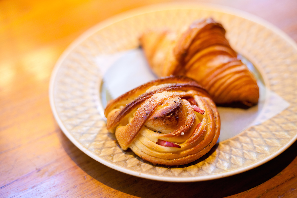 アップルカルダモンロール（手前） 280円、クロワッサン（奥）160円（税別）