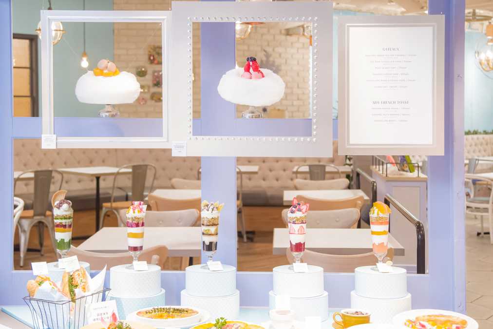 入口のサンプル。上に飾られているのが、ふんわりと空を舞うようなボンボンドクレーム