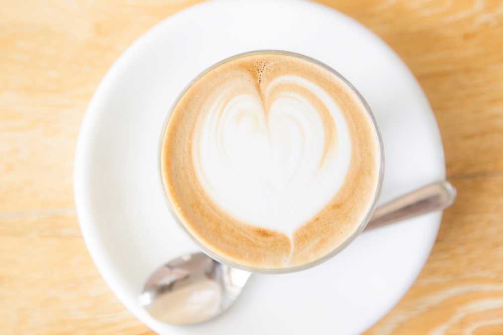 カフェラテ　518円。砂糖入りのスイートラテも